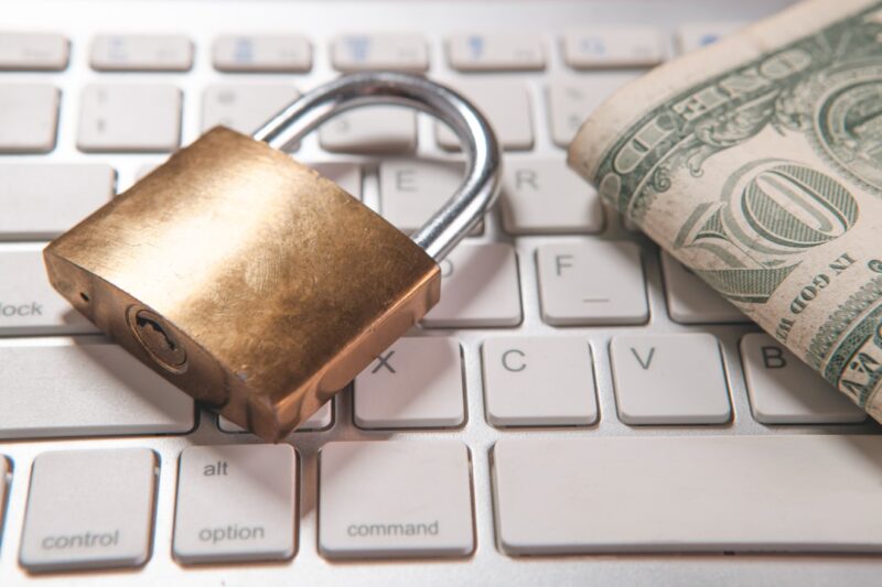 Lotte Pongers vermogen blijft onduidelijk voor het publiek lock with a dollar symbol and a keyboard on the table.