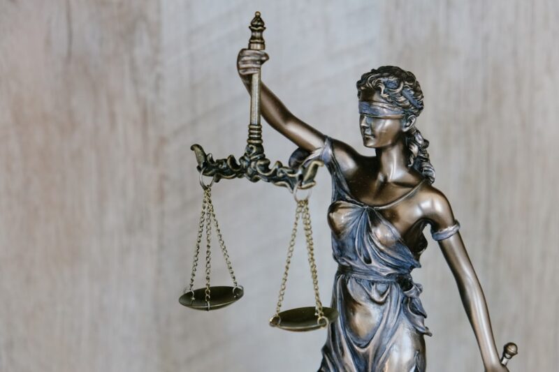 Wet VBAR rechtsvermoeden beschermt zzp’ers bij lage tarieven Lady Justice background.