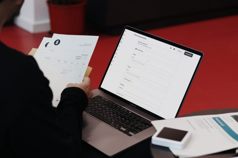 Zo maak je professionele factuur met voorbeeld van Youngmindz A person balancing traditional documents with an online invoice system. SumUp combines convenience and efficiency for businesses.